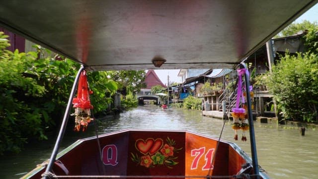 Boat tour through the canals between Thailand's floating houses