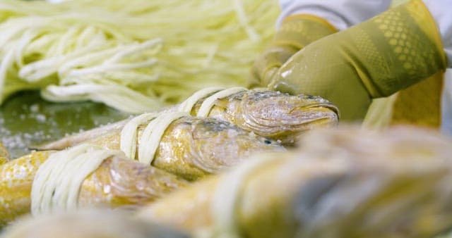 Weaving Salt-Pickled Gulbi