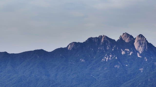 Serene mountain range under a cloudy