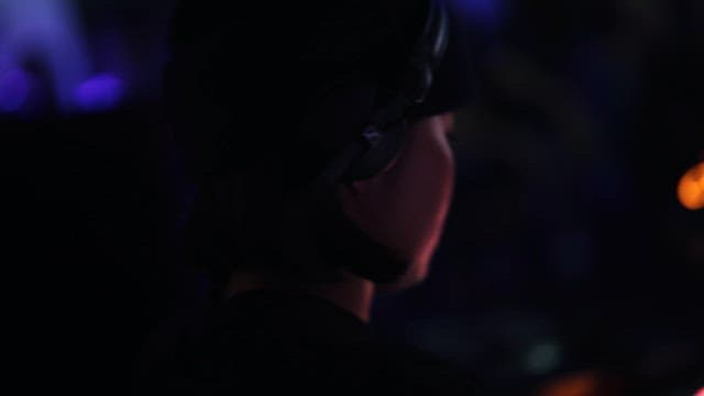 DJ Skilled at Using Seemingly Sound Equipments