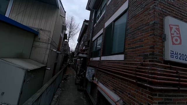 Narrow Slley in a Quiet and Cozy Residential Area