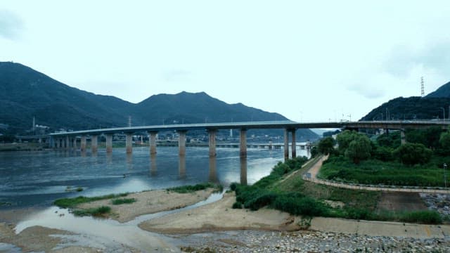 Paldangdaegyo Bridge and mountains seen over the Han River
