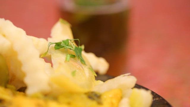 Chicken dish with chicken and saffron