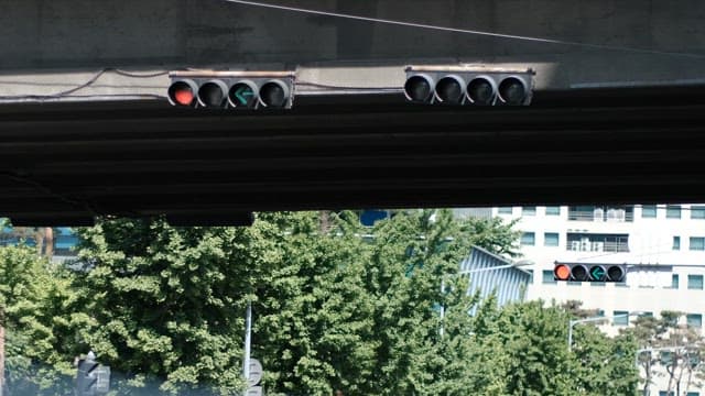 Changing Traffic Lights on Busy City Intersection