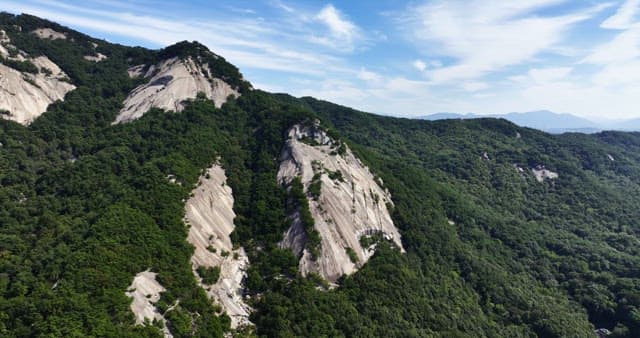Buramsan mountains under a clear sky