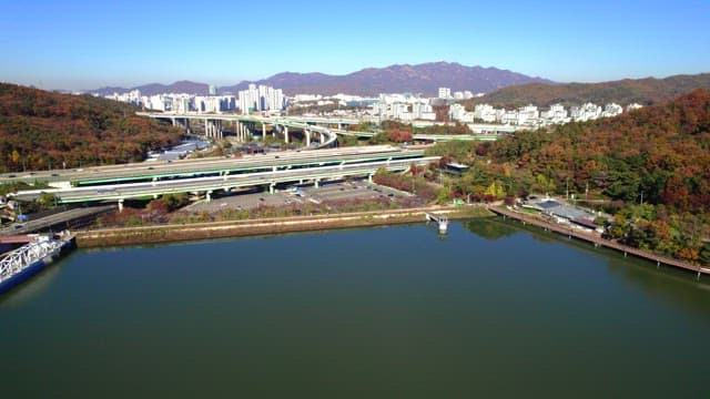Baegunhosu Lake with a view of the busy highway and cityscape