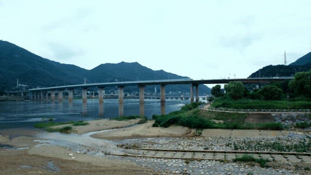 Paldangdaegyo Bridge and mountains seen over the Han River