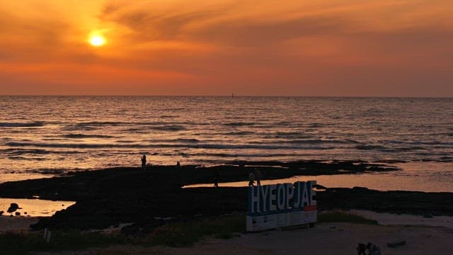 Sunset at Hyeopjae Beach with people