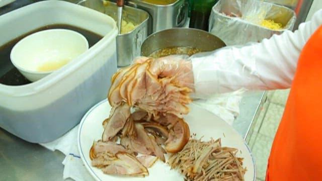 The process of making chilled braised pigs' feet salad