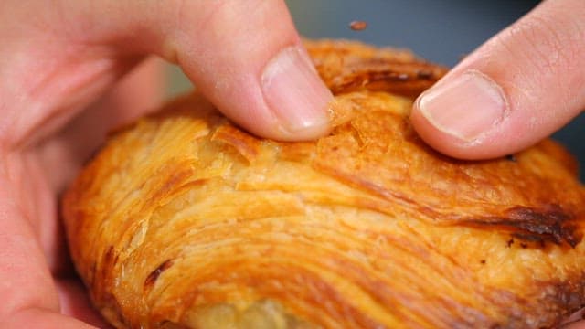 Crispy Russian dumplings, Camca, being split by hand