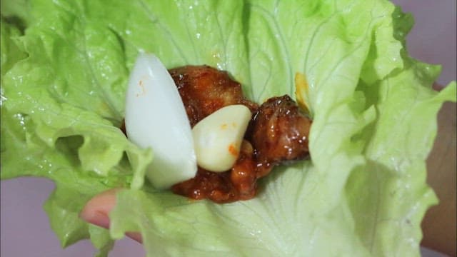 Lettuce wrap with meat, garlic, and onion