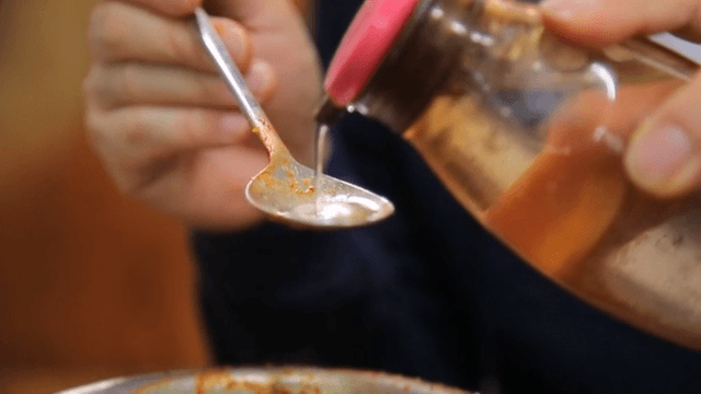 Adding a spoonful of vinegar to spicy codfish soup