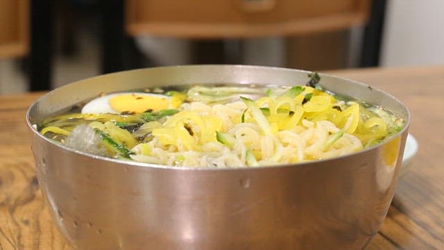 Cold udon with vegetables and egg and pepper